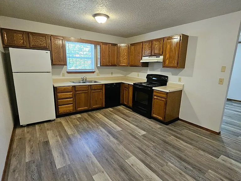 725 S Empire Ave — Photo 6