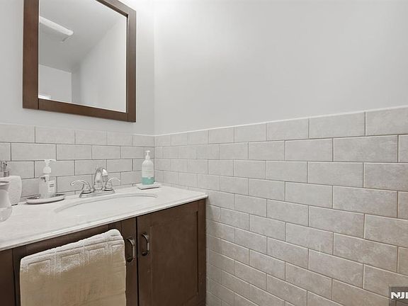 3rd image of 41 Woodland Rd