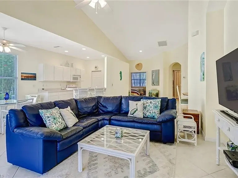 913 Fairhaven Ct — Photo 3