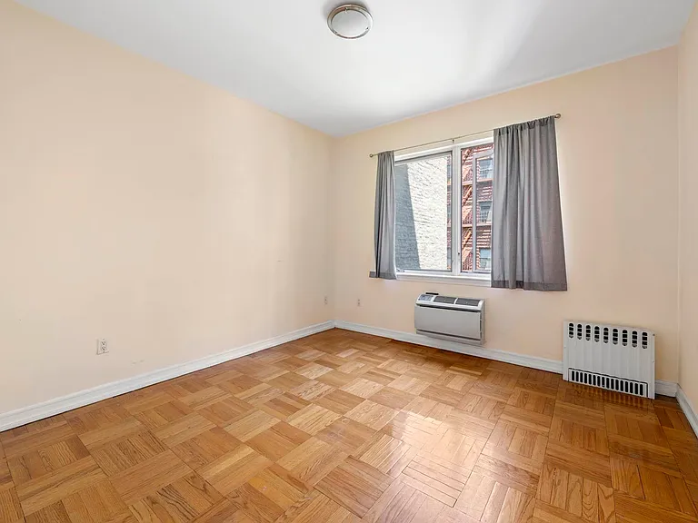 335 E 54th St #2R — Photo 8