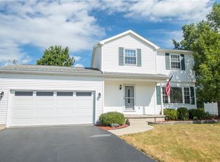 28 Palermo Cir, Amherst, NY 14228