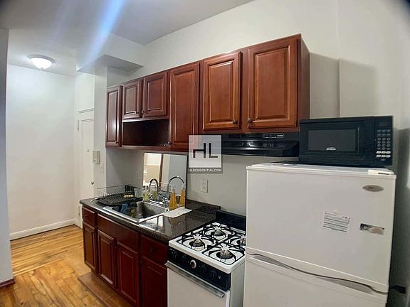 4th image of 487 Saint Johns Pl #B2
