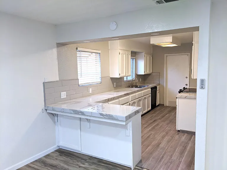 943 E Buckingham Way — Photo 3