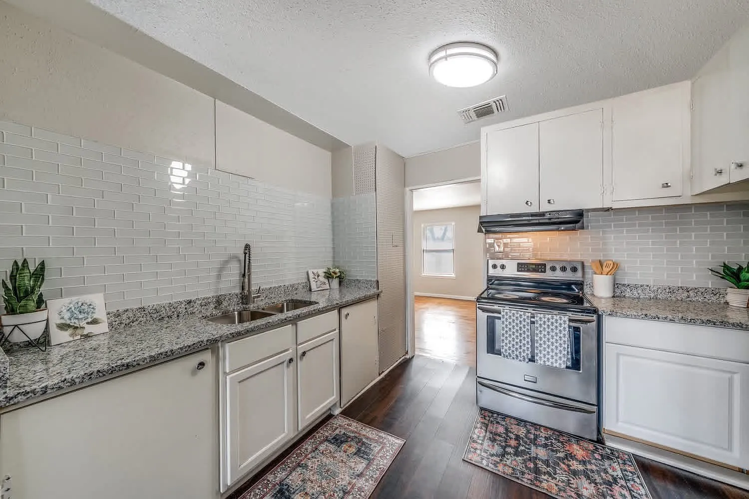 3 bed, 1192 sqft, $1,600 — Photo 2