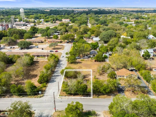 901 N Blanco St, Lockhart, TX 78644