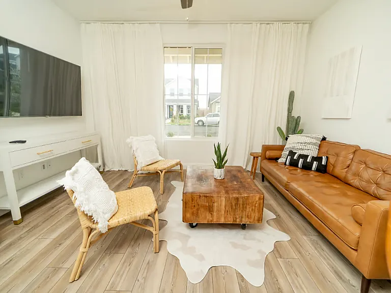 120 W Tyler Ave — Photo 2