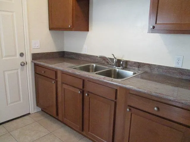 2 bed, 800 sqft, $1,100 — Photo 3