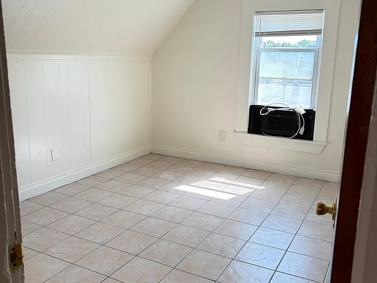 211 Chelsea St #3 — Photo 2