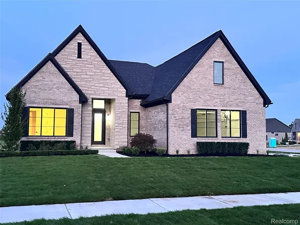 13817 Quail View Dr, Washington, MI 48094