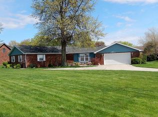 1 Greenbriar Dr, Mattoon, IL 61938