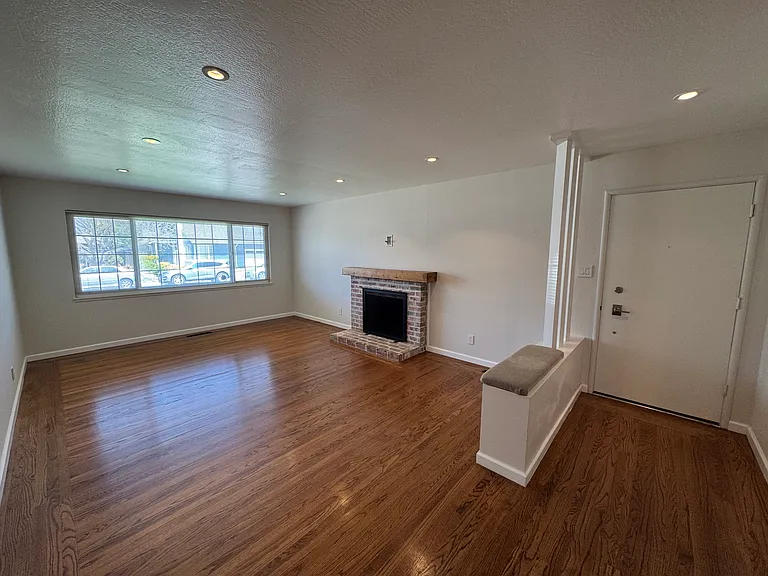 1874 Bandoni Ave — Photo 2