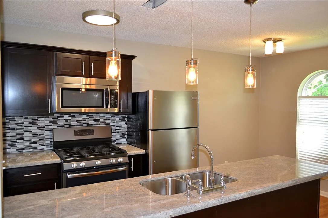 2 bed, 817 sqft, $1,295 — Photo 4