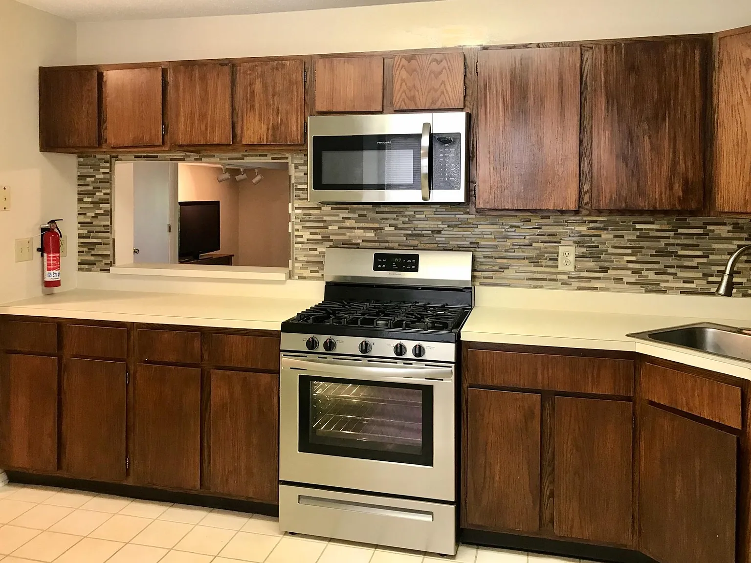 260 Bromley Pl — Photo 3