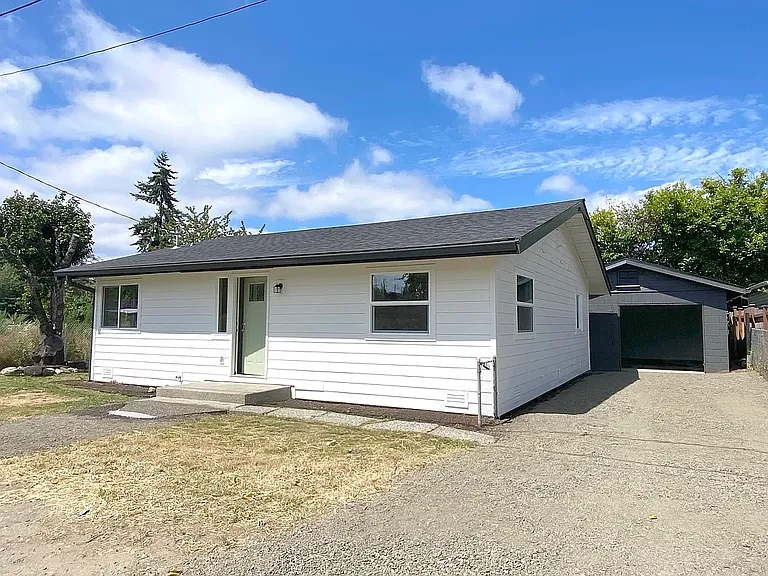 1743 SE Crawford Rd — Photo 1