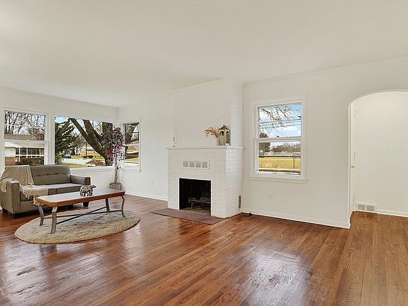 2nd image of 114 E Maplewood Ave