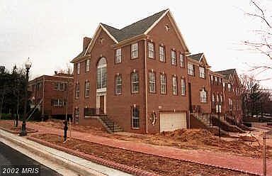 1st image of 108 Lounsbury Pl