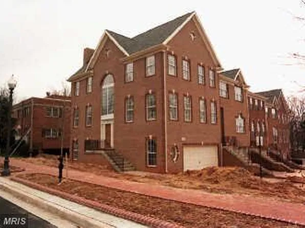 108 Lounsbury Pl, Falls Church, VA 22046