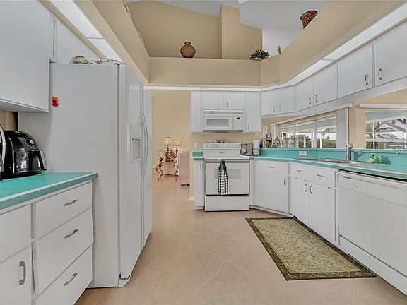 3rd image of 17285 Robinson Ave