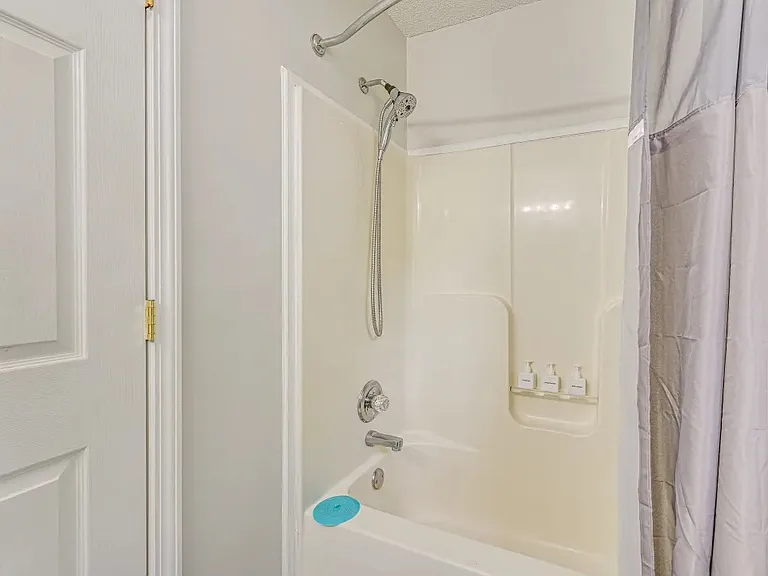 413 Caney Ln — Photo 16