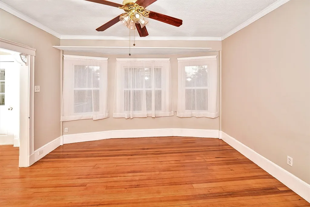 2 bed, 1.0 bath, 1300 sqft, $3,200 — Photo 2