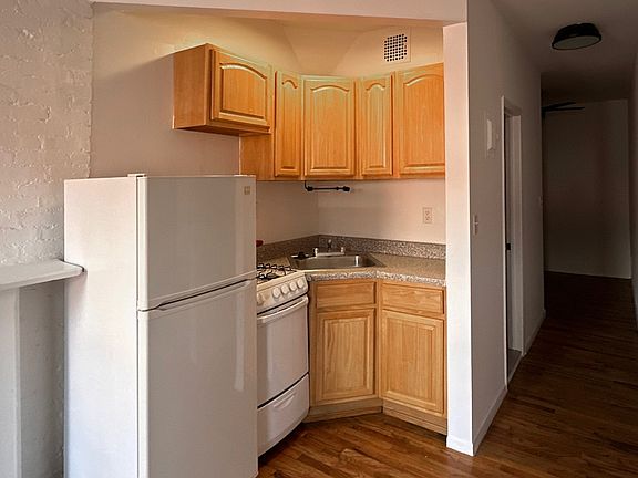 2nd image of 426 W 48th St APT 4FE