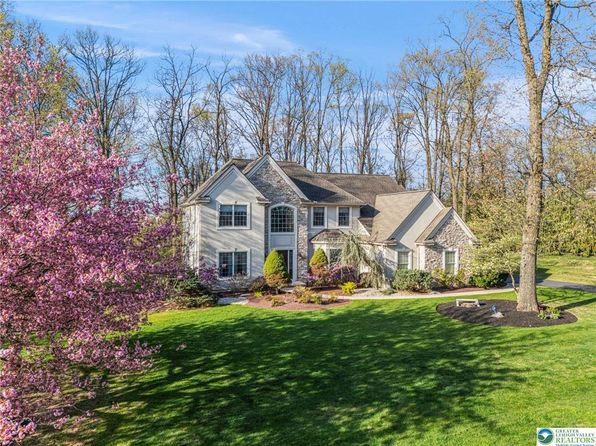 8750 Summit Cir, Fogelsville, PA 18051