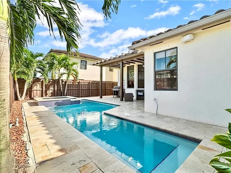 1920 SW 154th Ave — Photo 3