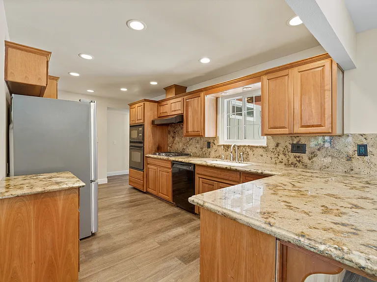 2226 Paloma Ave — Photo 13