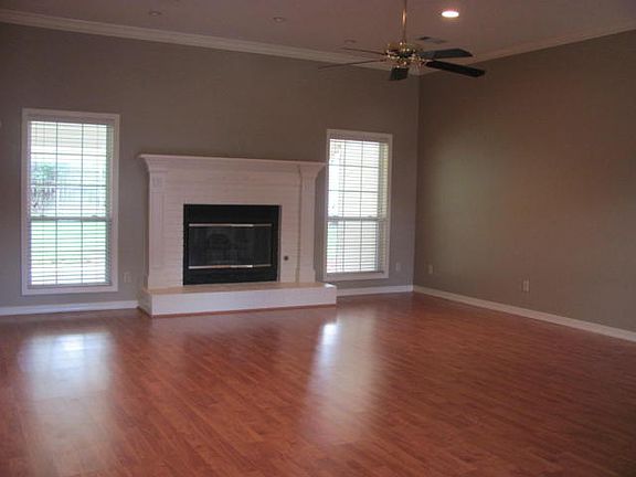 2nd image of 906 Deerfield Ct