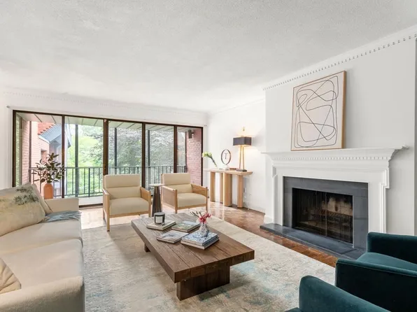 85 Grove St APT 303, Wellesley, MA 02482