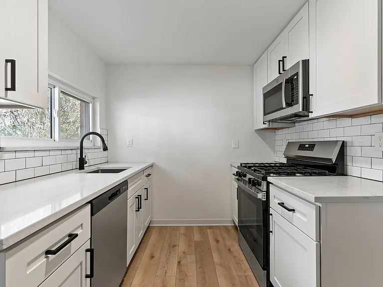 1900 Curranhill Ave — Photo 8