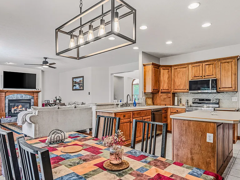 725 Greystone Ct — Photo 16