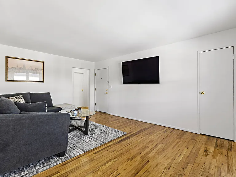 Milford Arms Apartments — Photo 5
