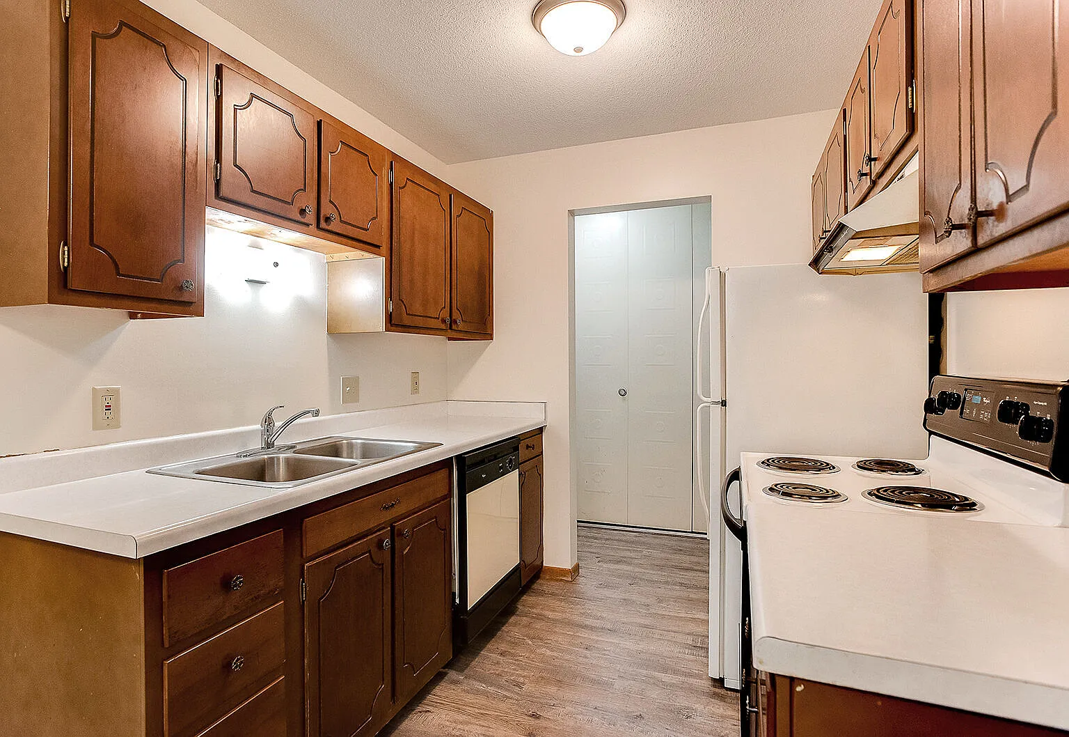 Cambridge Court Apartments — Photo 2