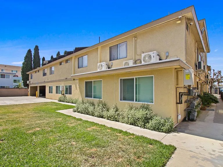 12914 Doty Ave — Photo 3