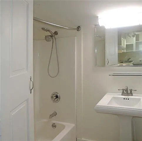 935 Touro St — Photo 10