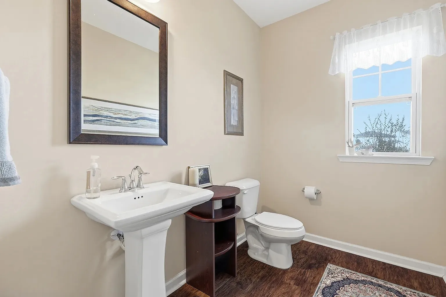 4 bed, 2.5 bath, 2601 sqft, $2,400 — Photo 2