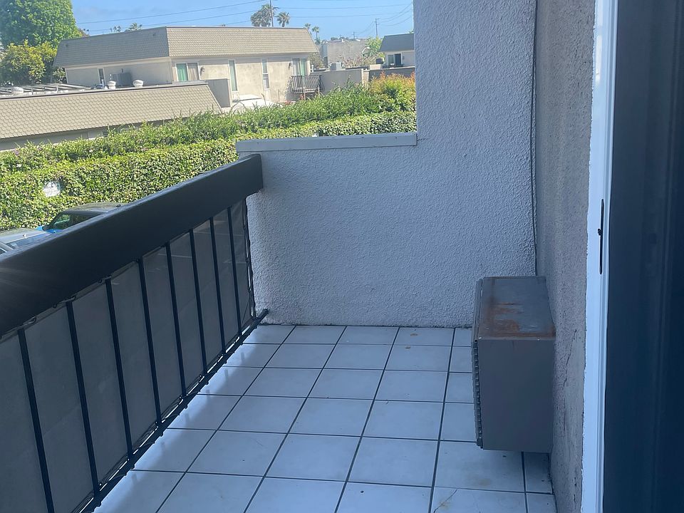 1st image of 3050 Rue D'orleans #200
