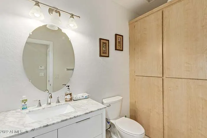 1015 E Irma Ln — Photo 12