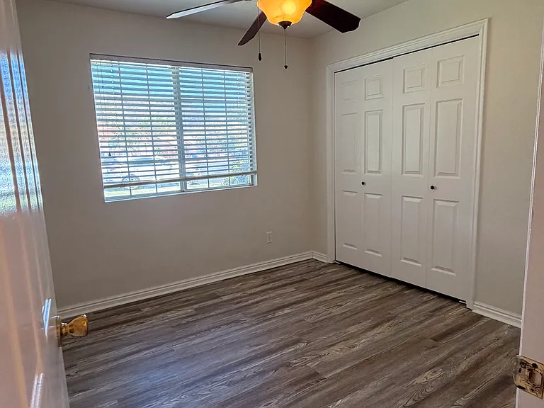 1743 W Green Valley Ln — Photo 9