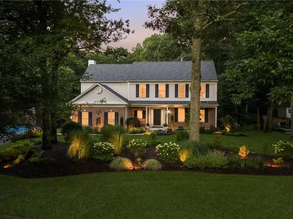 64 Fieldstone Ln, Saunderstown, RI 02874