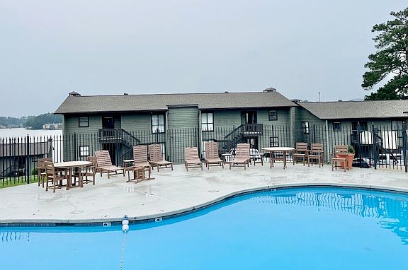 2nd image of 120 Catalina Cir APT 2B