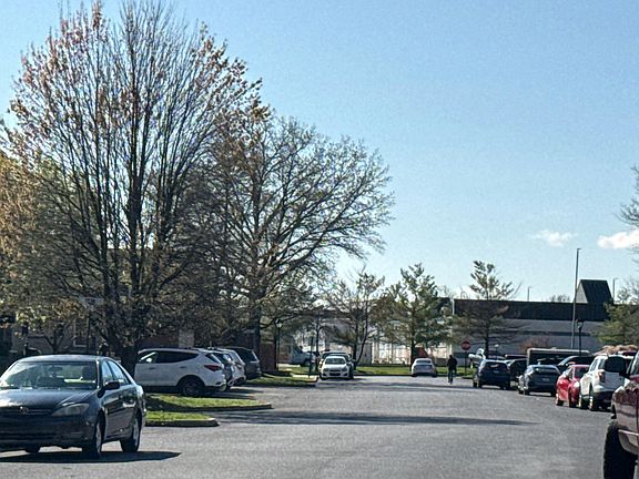 4th image of 817 Woodlawn Cir
