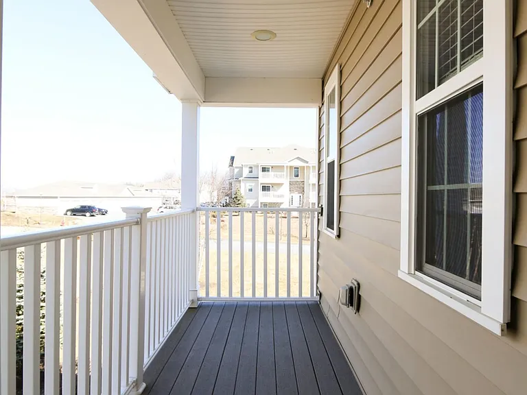 18 Stoneledge Dr — Photo 2