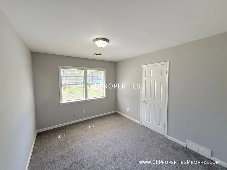 1445 Robin Hood Ln — Photo 4