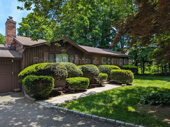 1040 Daniels Farm Rd, Trumbull, CT 06611