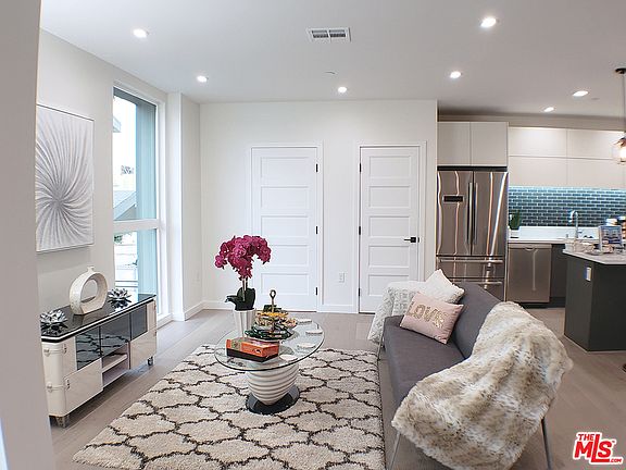 2nd image of 119 N Manhattan Pl #119