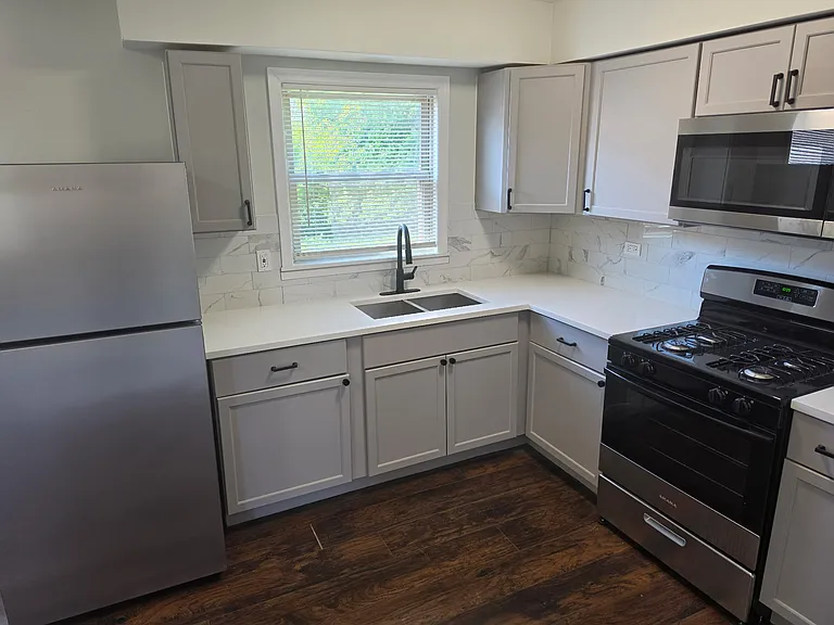 7810 S Escanaba Ave #2B — Photo 5