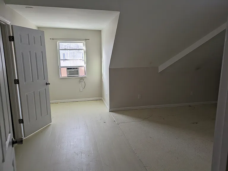 200 E Maxwell St — Photo 10