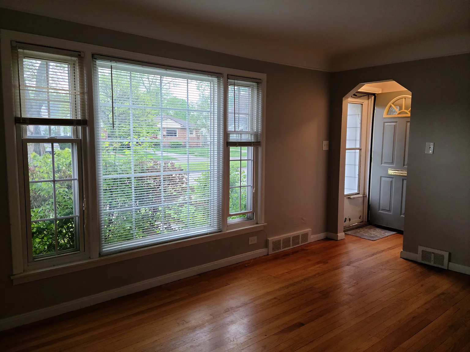 3 bed, 1.5 bath, 1127 sqft, $1,800 — Photo 2
